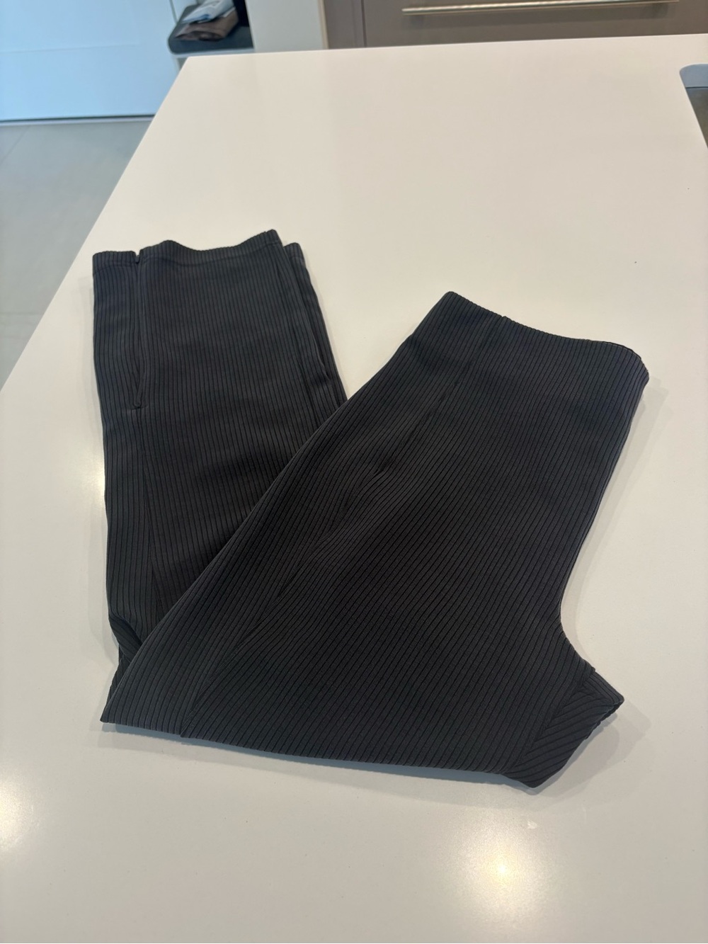 Lululemon Ribbed Softsream High Rise Leggings Ankle Zip. LW6CNWS, size 8